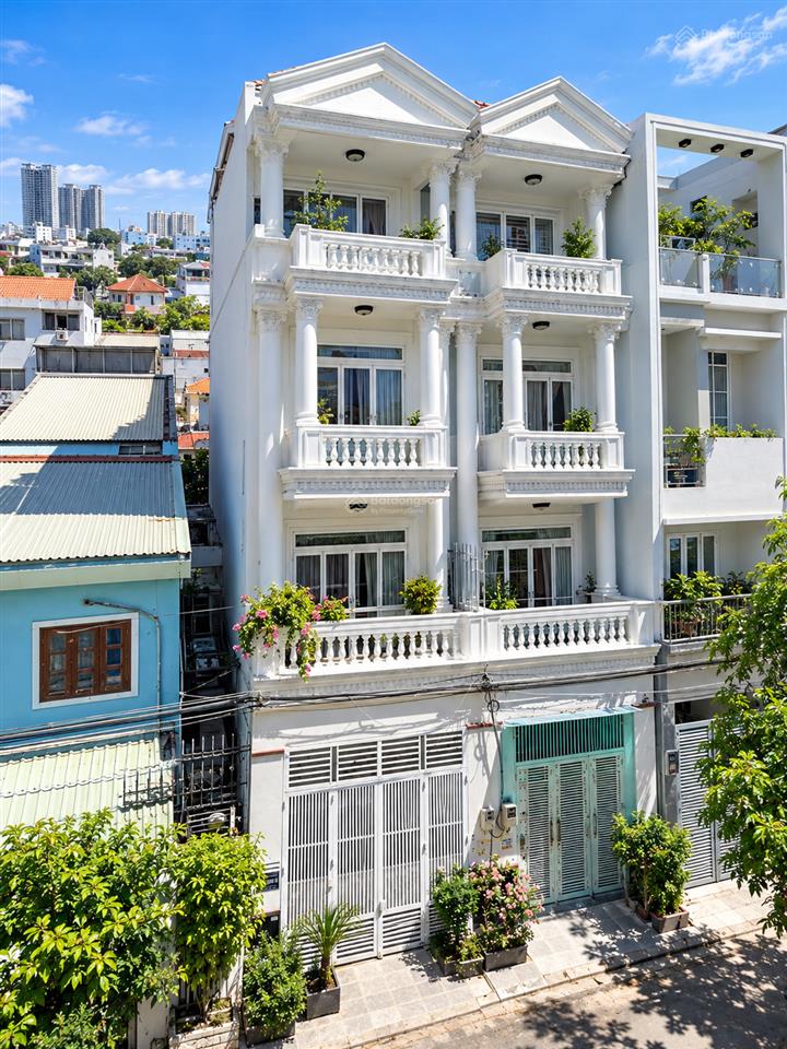 Bán nhà đẹp 4 tầng cạnh phú mỹ hưng, ngang hơn 4m nở hậu phong thuỷ, xe hơi đỗ cửa thông thoáng