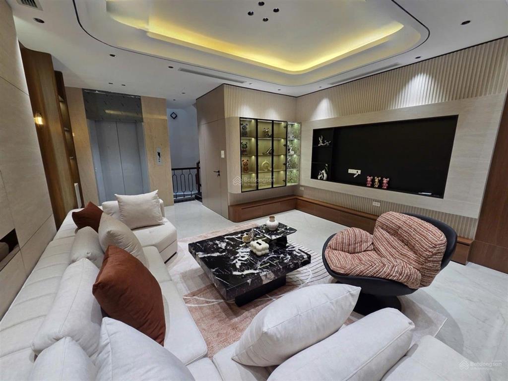 Bán nhà riêng tại ngọc thụy, giá ưu đãi 16,4 tỷ, 50m2, 4pn + 5wc, gần cầu long biên