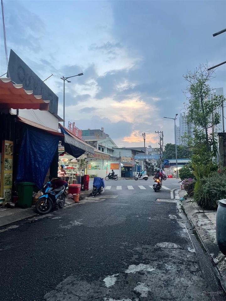 Hàng ngon. nhà 5 tầng. 4 tỷ hơn. dt 4x11m. hẻm 4m thông. tô hiệu. hoà bình. luỹ bán bích. q.tân phú