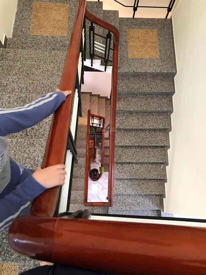 Bán nhà 3 tầng đối diện công viên