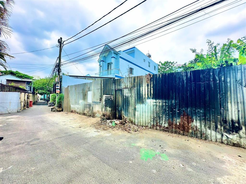 Đất ngay trung tâm thị trấn, sát bên trung tâm hành chính huyện, dt 4x27m, full thổ, xd hoàn công