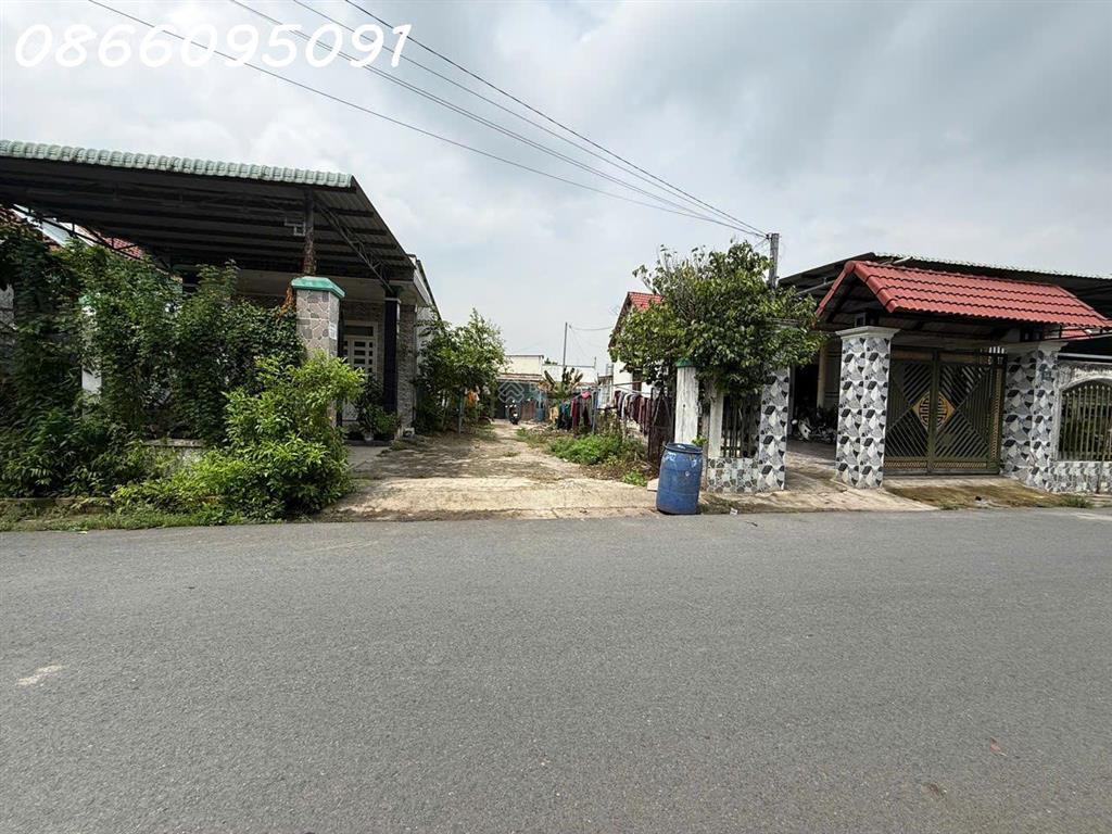 Hàng hiếm, bán đất tặng nhà cấp 4 đường Chánh Phú Hòa 045, 120m2, 2,8 tỷ