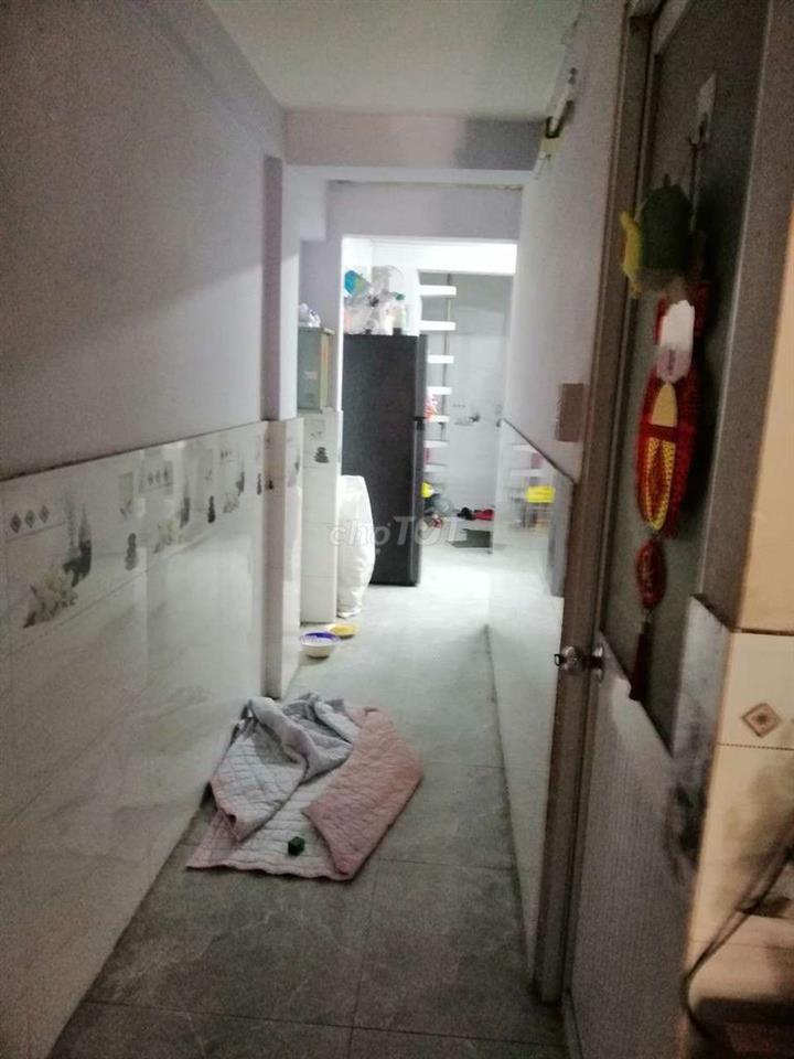 từng trệt chung cư mặt hướng về chợ xóm chiếu