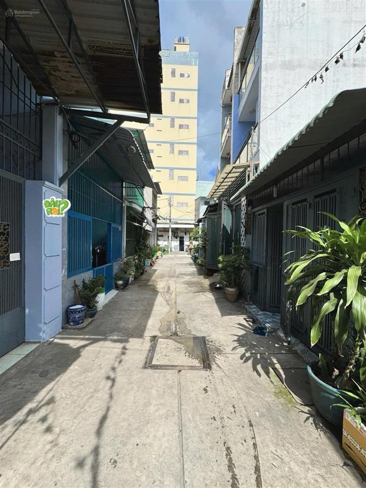 Bán nhà gần chợ lê văn quới hẻm xe hơi