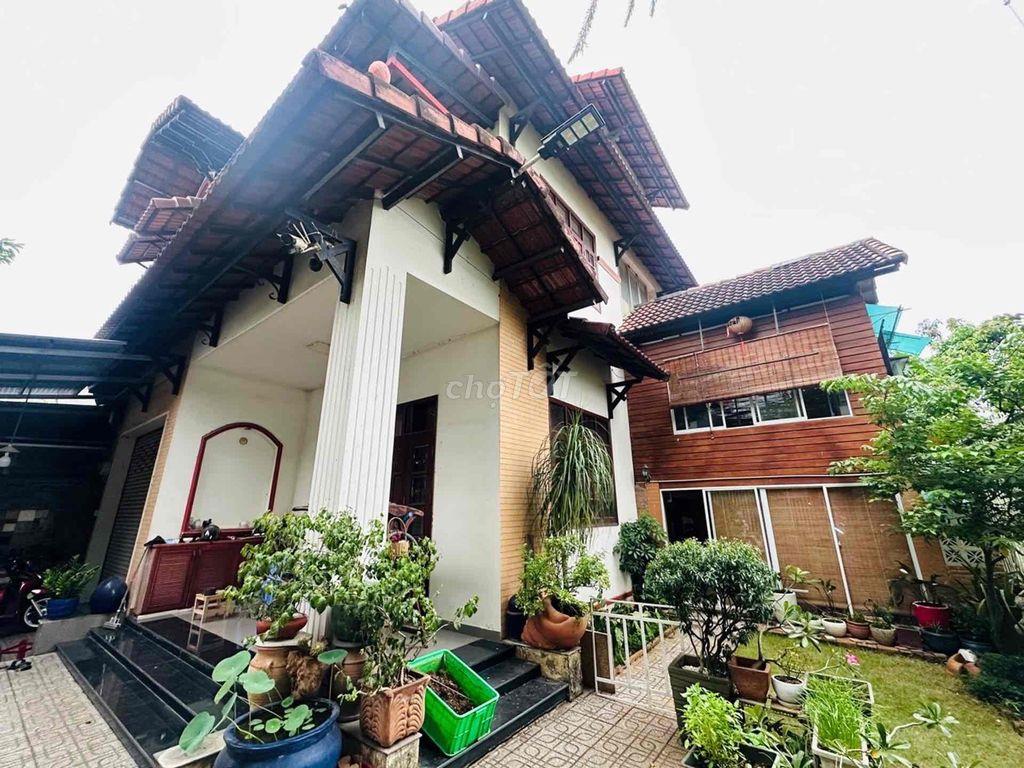 BIỆT THỰ - 204m2 - XE HƠI TRÁNH - HOÀN CÔNG