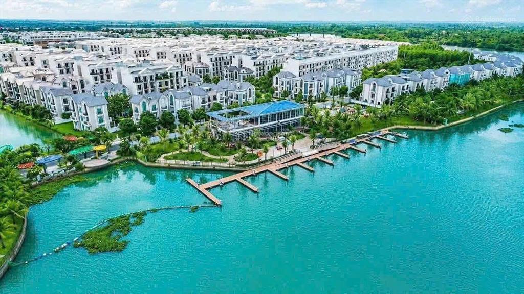 Riêng manhattan glory dt gần 350m2 giá 66,5 tỷ mặt sông tắc và sở hữu bến du thuyền riêng