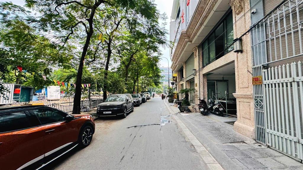 Bán nhà phan đình giót dt 68m2, mt 4.2m, 7 tầng thang máy, cho thuê 480tr/năm