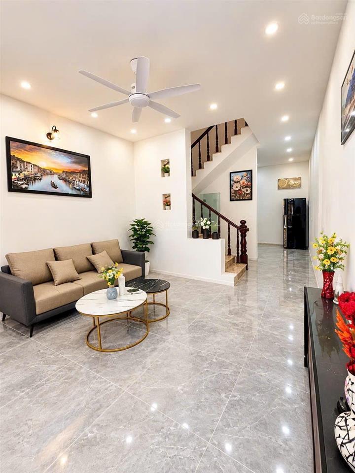 Bán nhà phúc đồng long biên. dt 62m2 giá 8 tỷ dân xây gần phố full nội thất với 5 pn hai