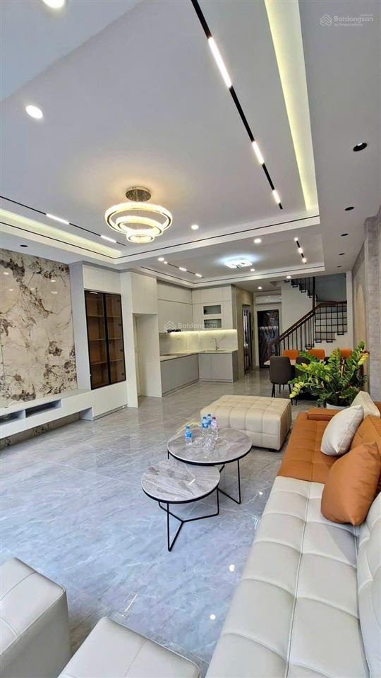 Bán nhà thang máy ngọc thụy, 70mmt5m, 4 ngủ, phun nội thất, gần ô tô, 0867 910 ***