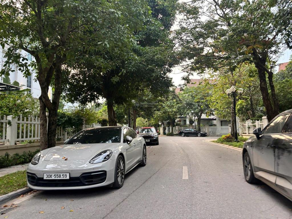 Bán biệt thự đẹp xây 3.5 tầng nằm trong khu anh đào, hướng mát, gần sông rất giá trị