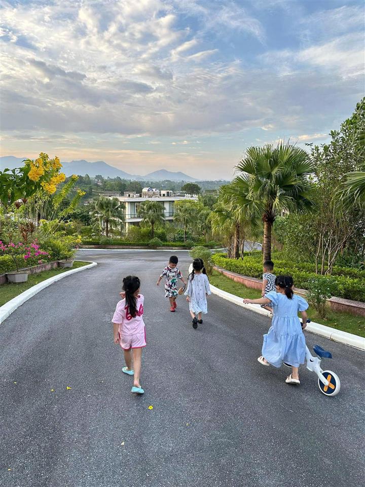 Bán nhanh căn biệt thự view núi 250m2 xây 3 tầng có bể bơi