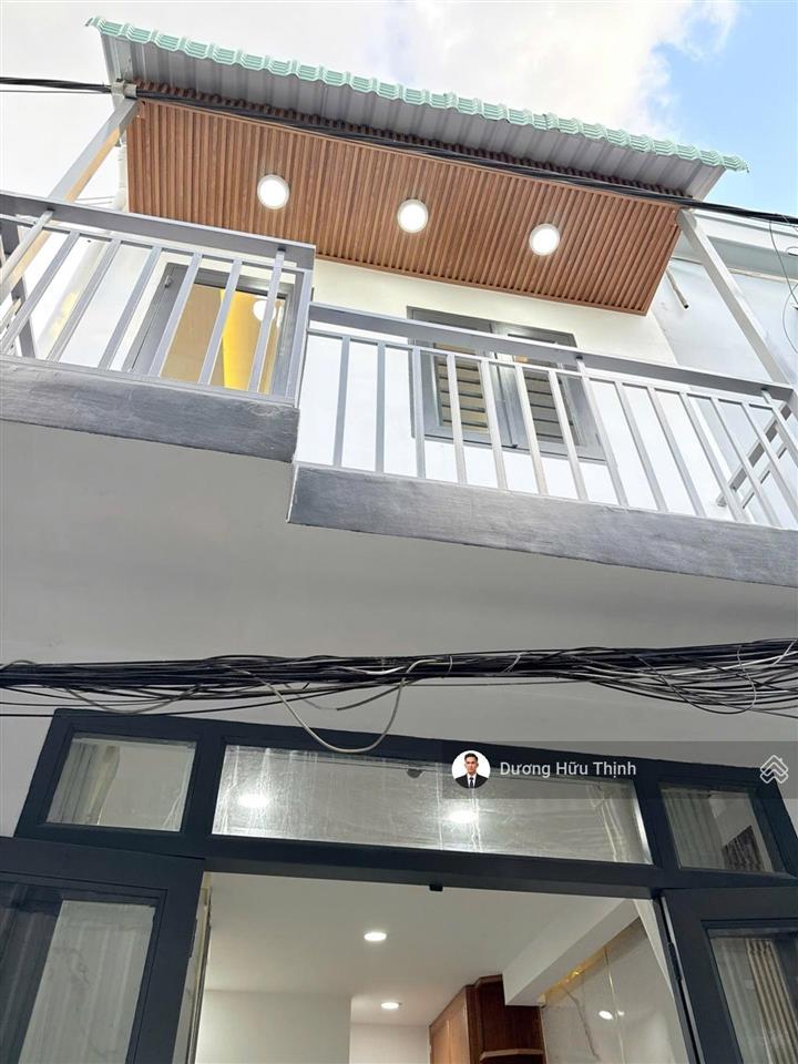 Chỉ 2,4 tỷ sở hữu nhà riêng 2 tầng, ngay gần ngã tư thủ đức!
