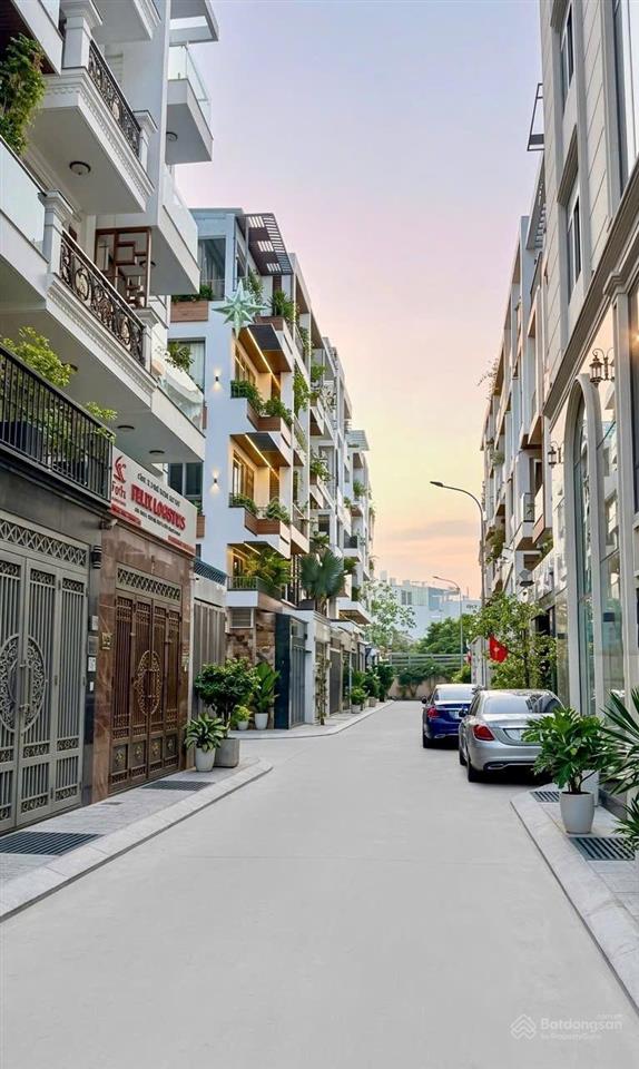 Nhà 4 tầng mt đường số dt 139m sát chợ thủ đức, phạm văn đồng nhỉnh 8 tỷ.