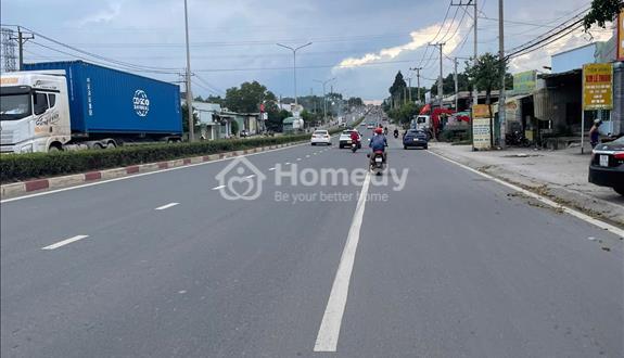 Lô góc 505m², mặt tiền đường nhựa 32m, ngay chợ, sổ hồng riêng, thổ cư giá chỉ 200 triệu.