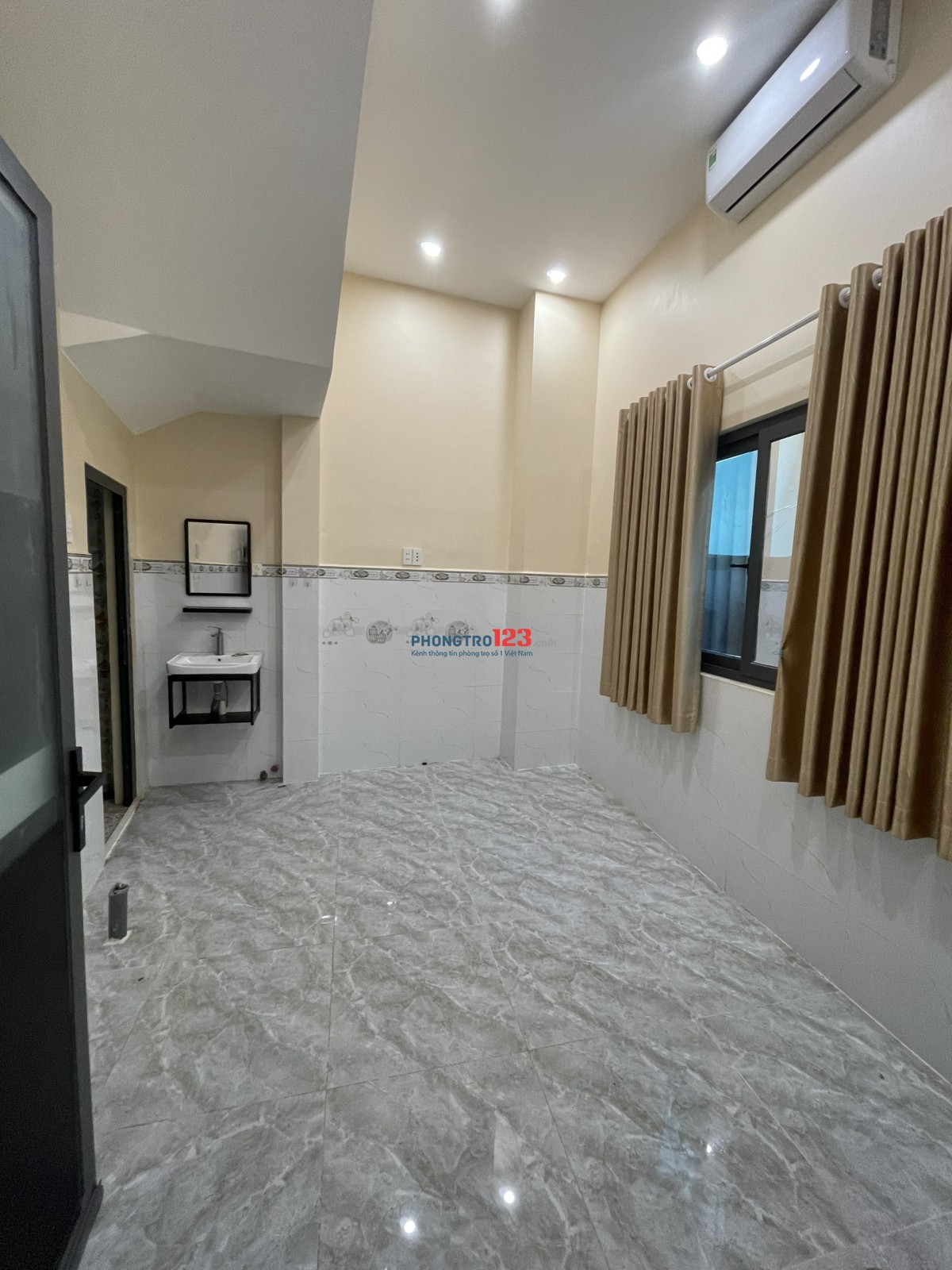 Phòng Có máy lạnh, toilet riêng từng phòng, Khóa cửa vân tay 2 lớp, Camera an ninh, Wifi, xe để Free