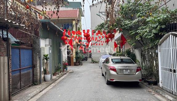 Cách 15 m ra ô tô đỗ , nhà 63 m ngày Nguyễn văn cừ