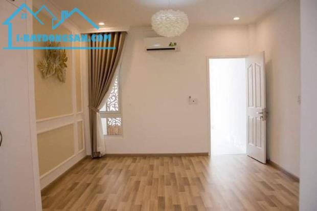 Xe ngủ trong nhà CMT8, P11, Q3, 65m2, 3 tầng, cực đẹp. Tùng thổ cư.