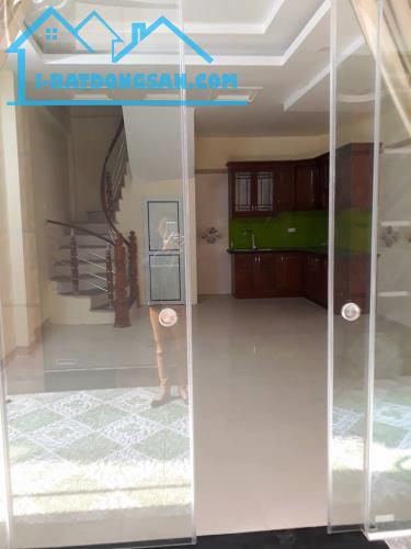 Bán nhà mới xây ở hồ Linh Đàm, diện tích 47m2, 3,7 tỷ, oto đỗ gần