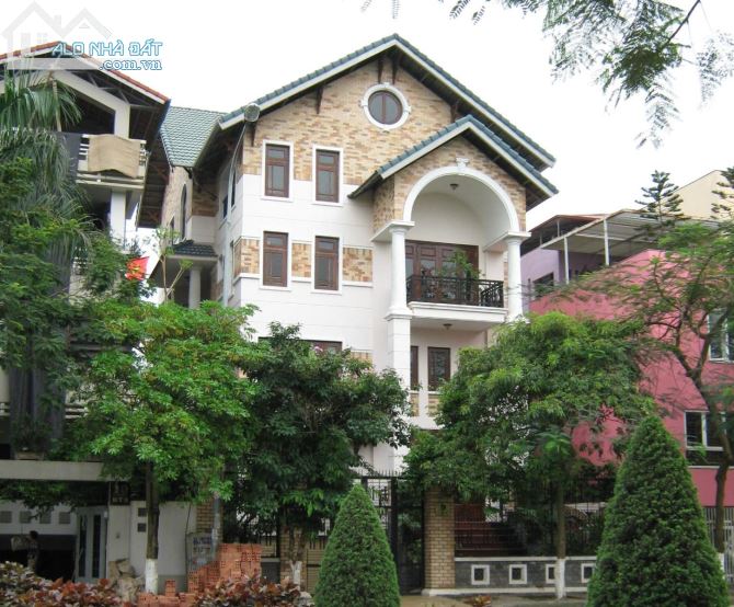 Gia đình cần bán gấp siêu biệt thự nghỉ dưỡng đường Tú Xương. DT: 450m2 trệt 2 lầu mới.