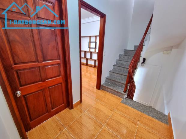Bán nhà Cầu Bươu DT 35m. Giá 3,65 tỉ. Ô tô vào nhà