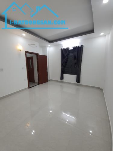 Bán nhà góc 2 mặt tiền kinh doanh sầm uất đường 11 phường Trường Thọ, Thủ Đức