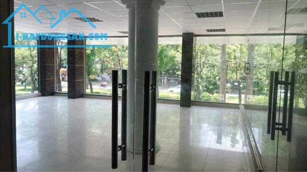Bán tòa nhà 10 tầng Nguyễn Đình Hoàn 600m2 phân lô vỉa hè oto đỗ 162 tỷ .