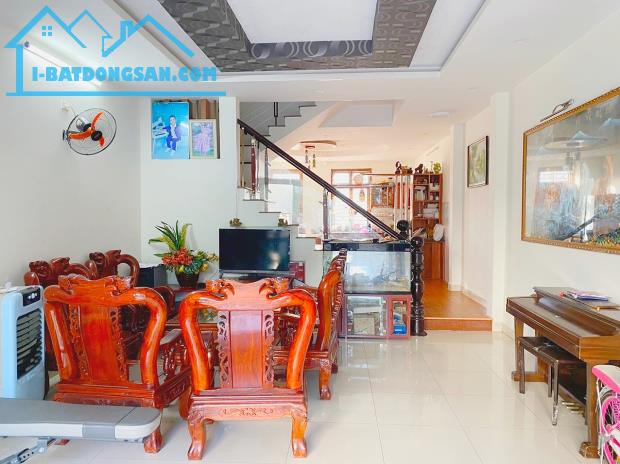 Oto đỗ cửa, kiệt oto Nguyễn Tri Phương, Đà Nẵng. DT 75m2 x 2 Tầng, chỉ 6 tỷx