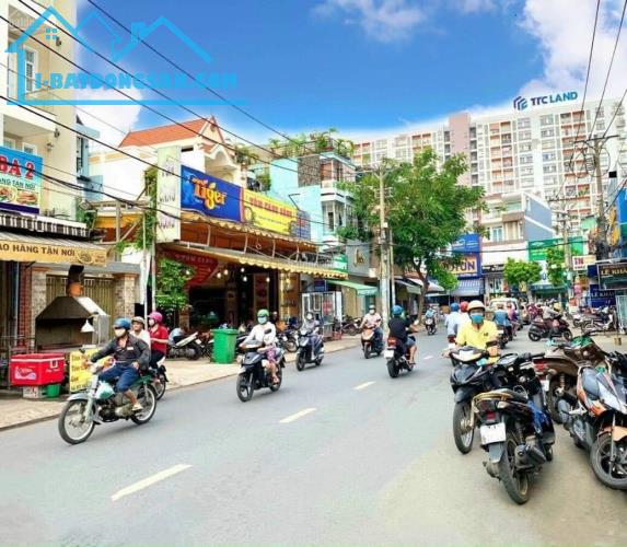 Bán nhà MTKD Thạch Lam ,DT 11.5x17m(195m2), Cấp 4, Giá 32 tỷ TL