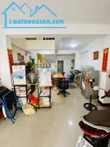 Cần bán gấp nhà Quận 5, 4x8.5, 4 tầng, nhà cách mặt tiền vài chục mét, oto vào được