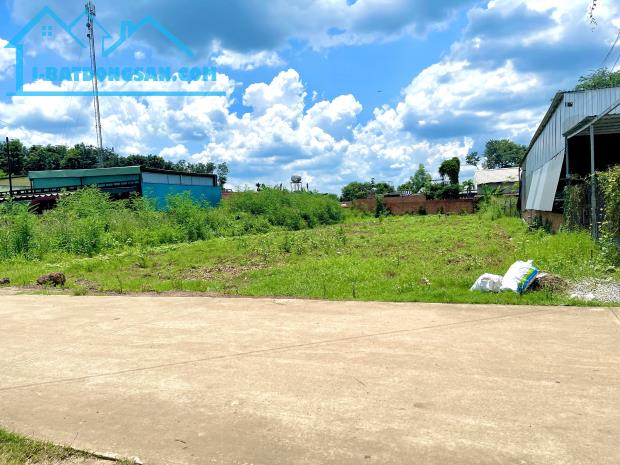 CẦN BÁN 400M2 ĐẤT CHÍNH CHỦ SỔ HỒNG RIÊNG CẠNH CTY XÝ NGHIỆP DÂN CƯ ĐÔNG GIÁ 386 TRIỆU