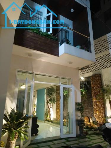 Bán nhà hẻm xe hơi 606 đường 3/2 Quận 10. DT: 6x14M, nhà trệt 2 lầu ST giá 14.9 tỷ TL