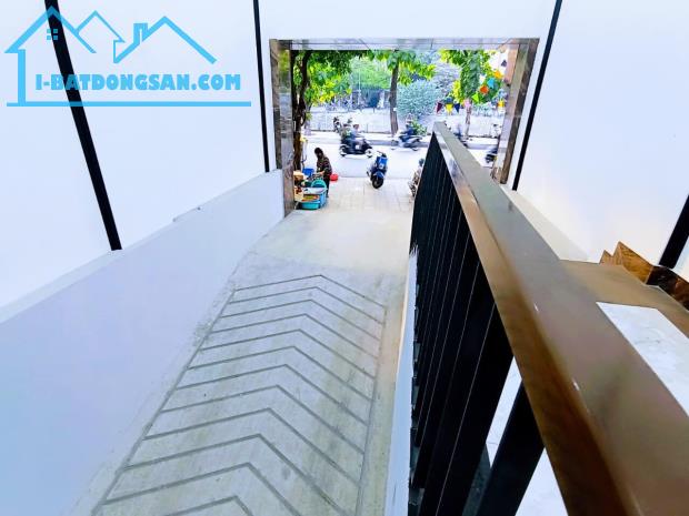 Bán nhà phố Thái Hà, DT 121m, 6 tầng, MT 5.5m, giá 46 tỷ, ngõ 5m.