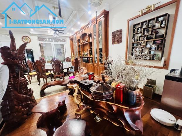 Biệt Thự Châu Âu tuyệt đẹp, giáp Quận 7,.hầm 5 lầu chỉ 25 tỷ