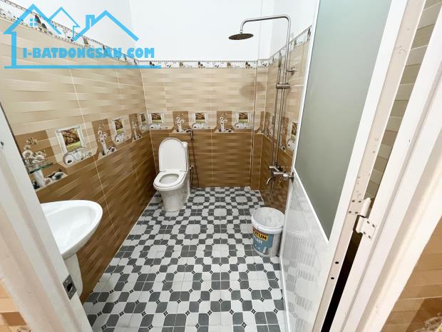 2 căn nhà liền kề 1 lầu 80m2, Bình Chánh, ngay trạm y tế Hưng Long, cần sang 1ty850
