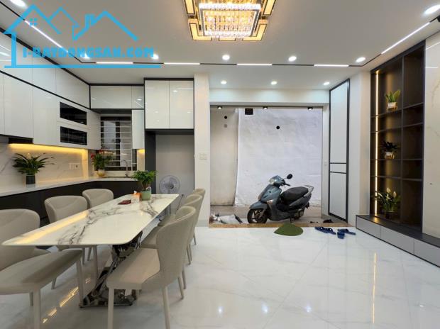 Bán nhà ngõ 139 Tam Trinh, DT 40m, 6 tầng thang máy, MT 5m, giá 10 tỷ.