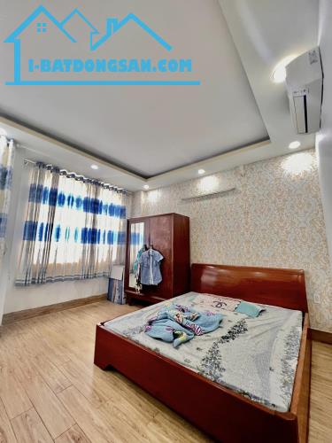 Nhà Mặt tiền thông Nguyễn Ảnh Thủ sang Phan Văn Hơn 100m2, 3 tầng giá còn 7.99 tỷ.