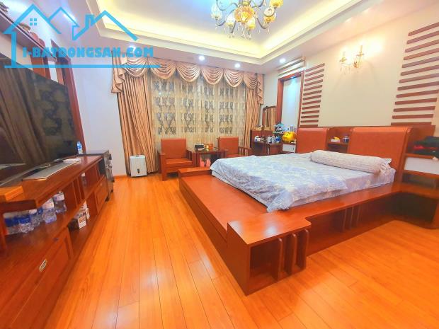 Trần Kim Xuyến 220m2 – Mặt tiền 10m – 6 Tầng thang máy – Ô tô – Vỉa hè – 79 tỷ .