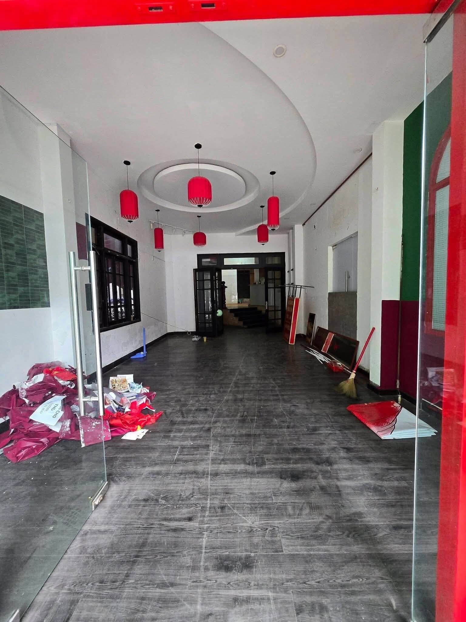 Cho thuê nhà 4 tầng mặt tiền đường Lê Thánh Tôn trung tâm Quận Hải Châu