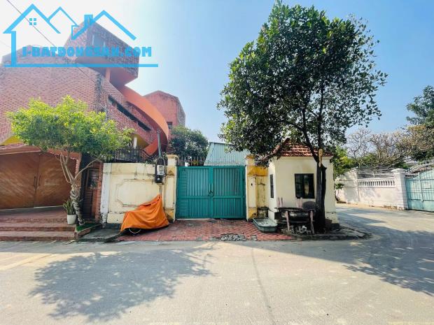 Đất Biệt Thự Góc 3 Mặt Tiền 216m2(9mx24m) Khu Ven Sông Sài Gòn-Trần Não,Quận 2