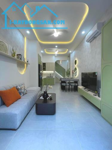 NHÀ MỚI XÂY ĐẤY ĐỦ NỘI THẤT HXH SÁT BÊN CHỢ HẠNH THÔNG TÂY