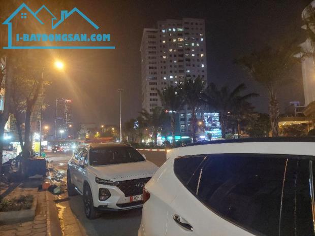 Bán nhà mặt phố Văn Cao tây hồ 6 tầng thang máy cách mặt hồ tây 50 m
