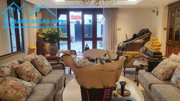 Trần Hưng Đạo - 295m2 – MT 8,2m – 5 Tầng – Mặt phố .