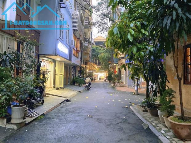 Bán nhà ngõ 8 Trần Quang Diệu, Đống Đa, gara ô tô, sát quận ủy, giá 25 tỷ
