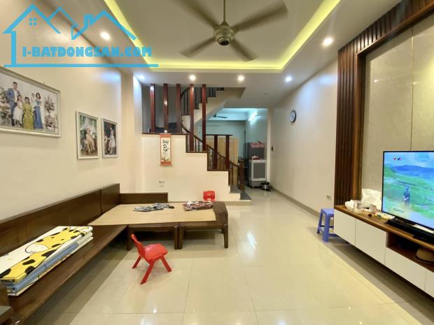Bán nhà Võ Chí Công mới koong xách vali về ở 32m2 ,ngõ thoáng, dân xây 5 tầng chỉ 5,x tỷ