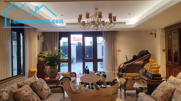 Lô góc – 3 Mặt tiền –10 Tầng - 50 Căn hộ - 260m2 –Mặt tiền 15m – KD : Nhà hàng ,Khách sạn