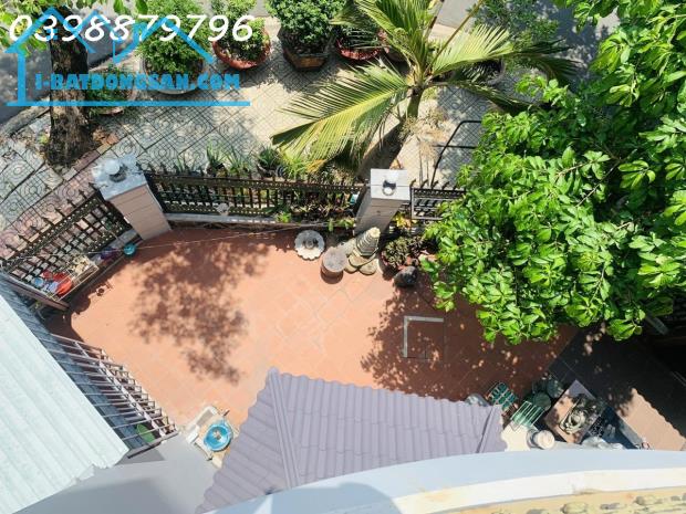Chính Chủ gởi Bán Siêu Biệt Thự Quận 7,cạnh Phú Mỹ Hưng 240 m2 ,8 PN