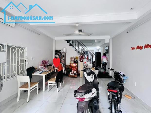Bán nhà HXH Huỳnh Văn Bánh, P13, Phú Nhuận, 54m2, 3 tầng, giá rẻ.