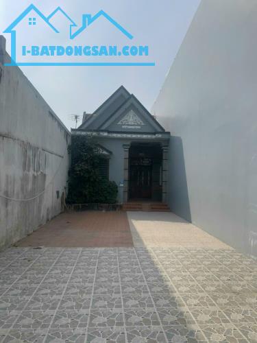 Bán nhà MT Nguyễn Hữu Trí - Tân Túc 92m2 giá 1 tỷ 65 SHR ngay chợ Đệm