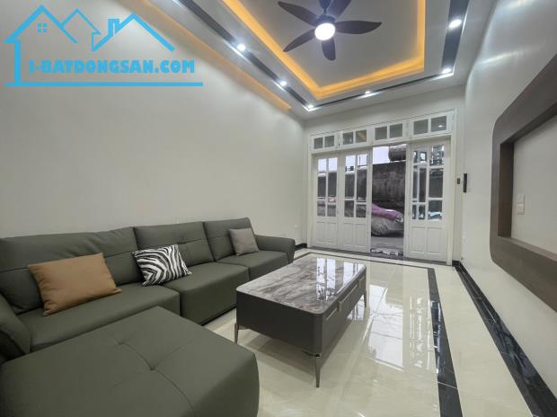 BÁN GẤP NHÀ NGUYỄN VĂN CỪ, 58M x 5T, LÔ GÓC, VỈA HÈ, ÔTÔ TRÁNH, FULL ĐỒ. NHỈNH 12 TỶ