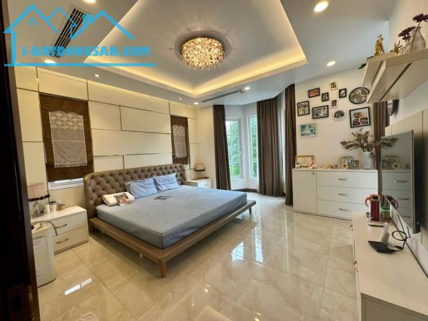 CẦN BÁN BIỆT THỰ VINHOME RIVERSIDE - 225m2 x 4 TẦNG - VIEW SÔNG .GIÁ SIÊU RẺ